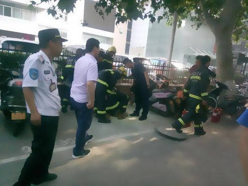 人行道上的電纜井爆炸